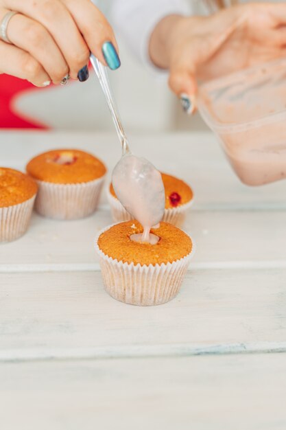 La ragazza fa deliziosi dolcetti teneri.