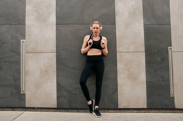 La ragazza fa sport per strada