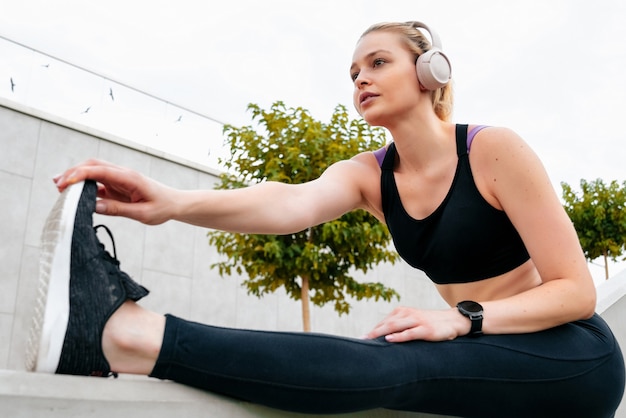 La ragazza fa sport per strada