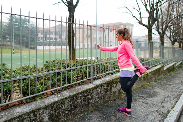 La ragazza fa stretching in città