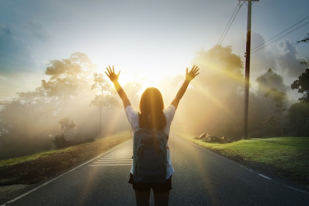 La ragazza felice gode di di Backpacking. rinfrescato e dare energia alla tua vita.