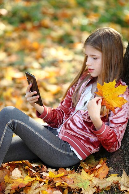 La ragazza felice sta facendo il selfie usando uno smartphone