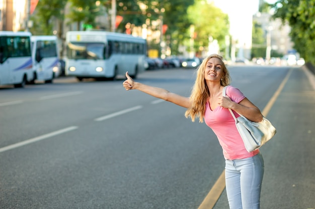 La ragazza ferma l'auto in città