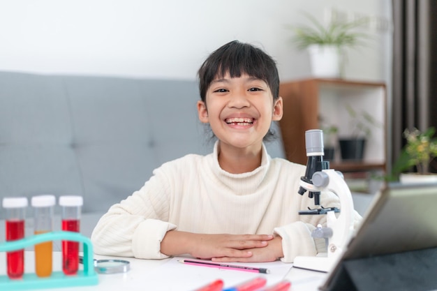 La ragazza gioca a esperimenti scientifici per l'istruzione a casa