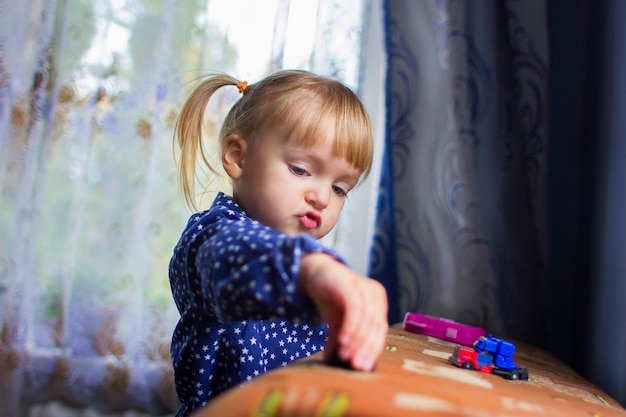 La ragazza gioca a giochi di casa