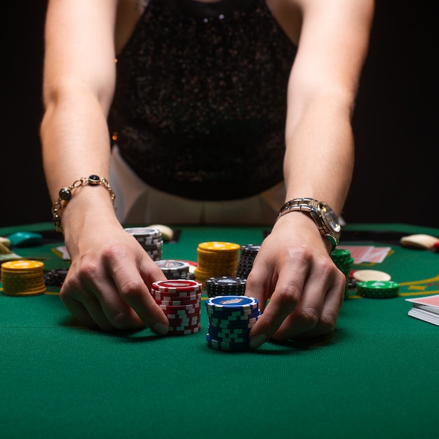 La ragazza gioca a poker e genera scommesse con fiche