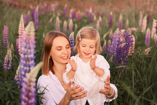 La ragazza gioca con la mummia sulla natura