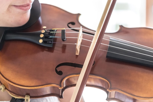 La ragazza gioca felicemente sul suo violino