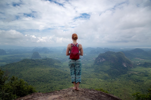 La ragazza gode di una splendida vista sulla valle e sulle isole e montagne del Mare delle Andamane dal punto di vista Krabi Thailandia