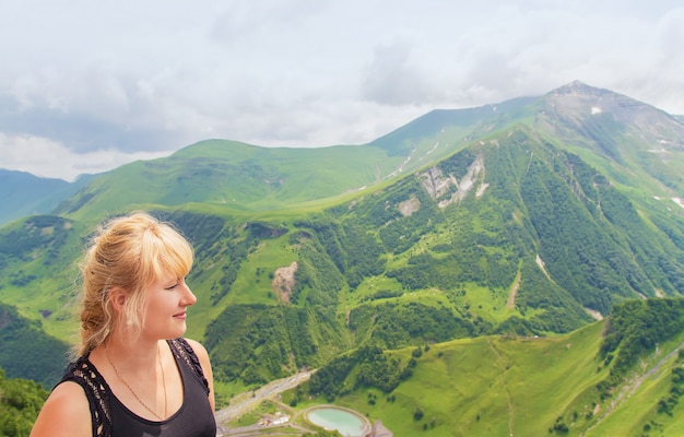 La ragazza guarda le montagne della Georgia.