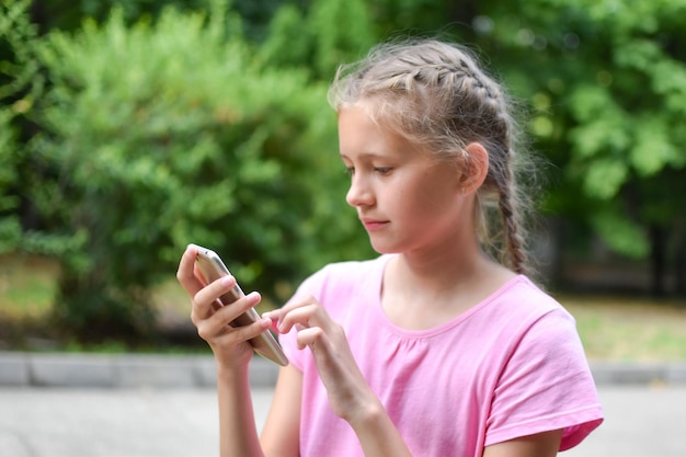 la ragazza guarda nel telefono al di fuori della comunicazione online dipendenza da internet scrivi sms