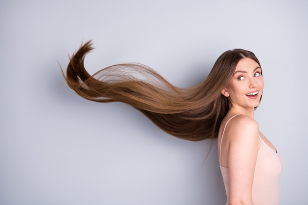 la ragazza ha agitato i capelli sani