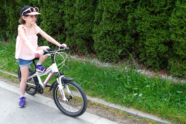 La ragazza ha danneggiato la ruota della bicicletta e ha effettuato riparazioni