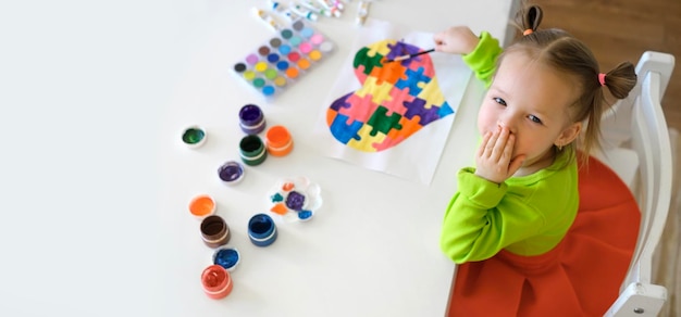 La ragazza ha disegnato una cartolina per la Giornata dell'autismo e manda un bacio aereo a tutti i bambini del mondo