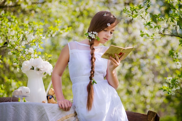 La ragazza ha fiorito la ciliegia del giardino