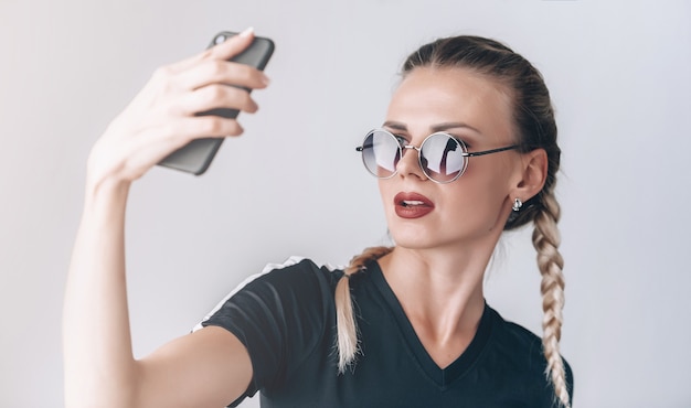 La ragazza hippy fa selfie