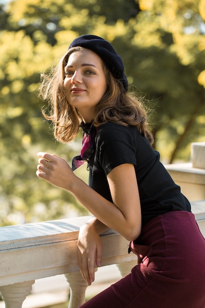 La ragazza in berretto e gonna nel parco