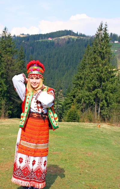 La ragazza in costume nazionale ucraino