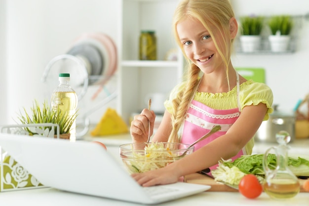 La ragazza in cucina