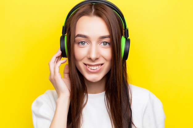 La ragazza in cuffie ascolta la musica