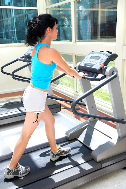 La ragazza in palestra. Fitness...