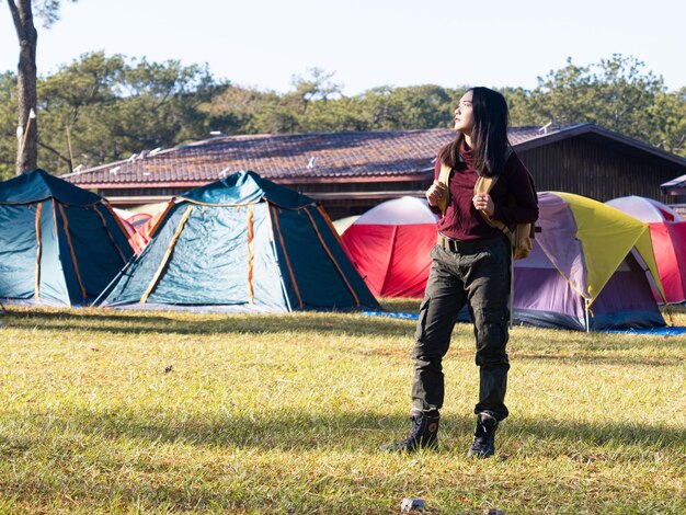 La ragazza in piedi al parco nazionale Viaggio in campeggio