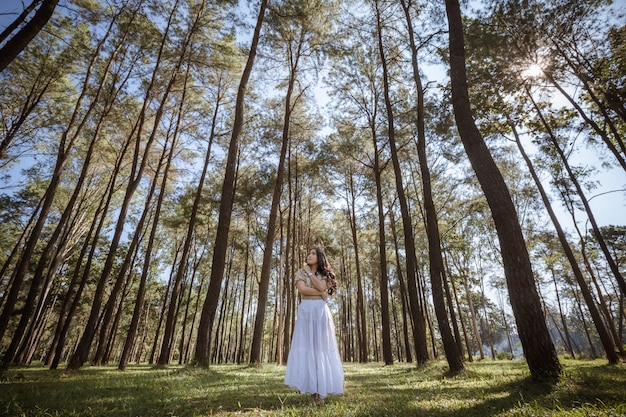 La ragazza in piedi solitaria nel parco