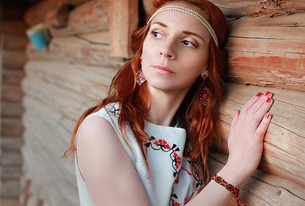 La ragazza in primavera cammina attraverso il vicolo delle mele al tramonto della sera