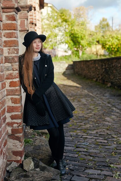 La ragazza in retro primavera autunnale copre il tempo della natura