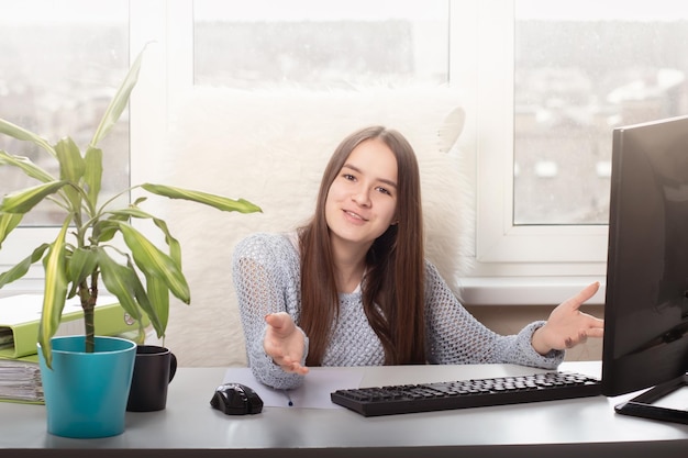 La ragazza in ufficio racconta ai clienti sconti e offerte speciali