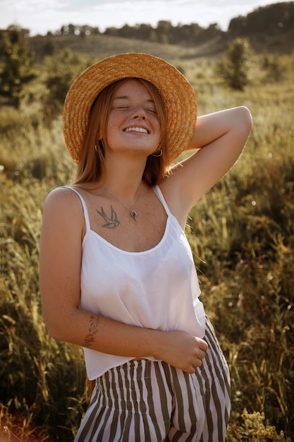 la ragazza in un cappello ride