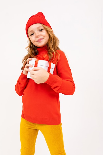 La ragazza in un cappello rosso tiene un regalo