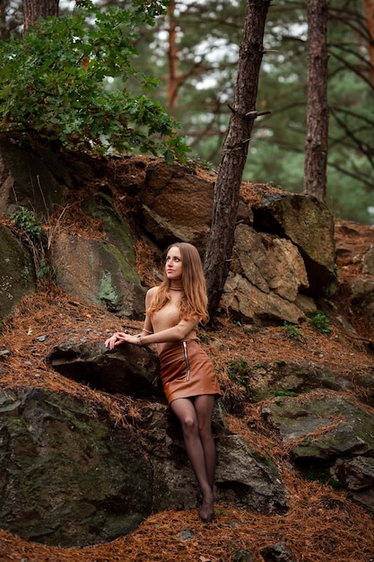 La ragazza in una pineta ammira la natura