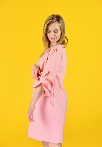 La ragazza indossa il concetto di design dei vestiti di tendenza della moda del vestito dal manicotto del volant rosa