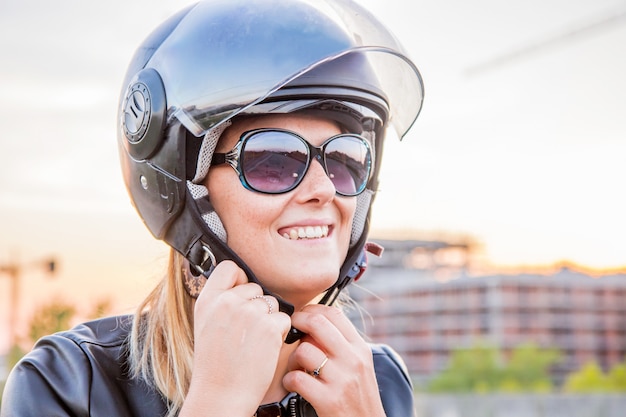 la ragazza indossa un casco per andare su uno scooter