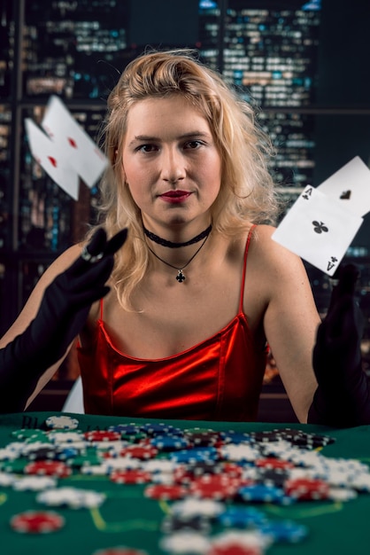 La ragazza indossa un vestito rosso e gioca a poker in un casinò