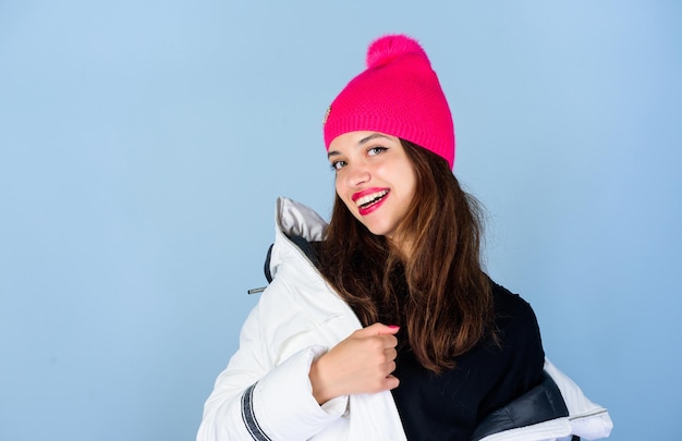 La ragazza indossa una giacca bianca. Eleganti vestiti invernali alla moda. Non tutte le giacche sono ideali per ogni clima. La giacca ha un isolamento extra e una vestibilità leggermente più lunga per proteggere il tuo corpo dalle intemperie invernali.