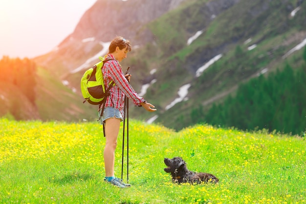 La ragazza istruisce il suo cane