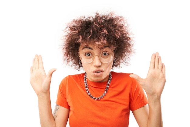 La ragazza kazaka con l'acconciatura afro mostra il gesto di arresto alla violenza e alla discriminazione isolati su sfondo bianco