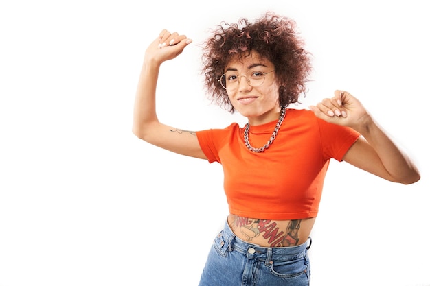 La ragazza kazaka fortunata positiva con l'acconciatura afro ridendo si rallegra celebrando la vittoria ascoltata una buona notizia isolata su sfondo bianco