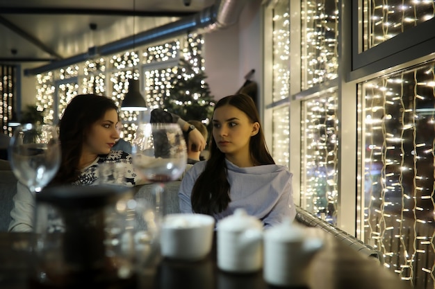 La ragazza la sera riposa in un bar per un cocktail