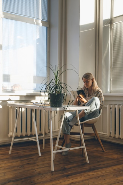 la ragazza lavora a casa