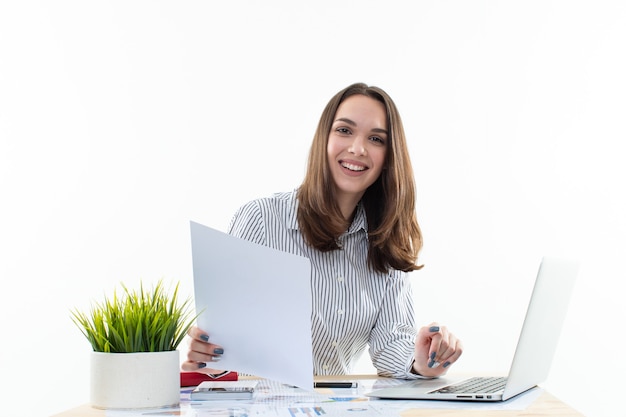 La ragazza lavora al computer in ufficio