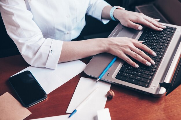 La ragazza lavora al computer in un bar. Libero professionista che lavora online