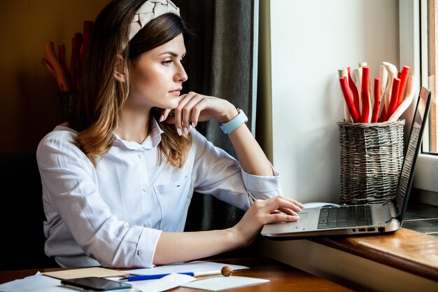 La ragazza lavora al computer in un bar. Libero professionista che lavora online