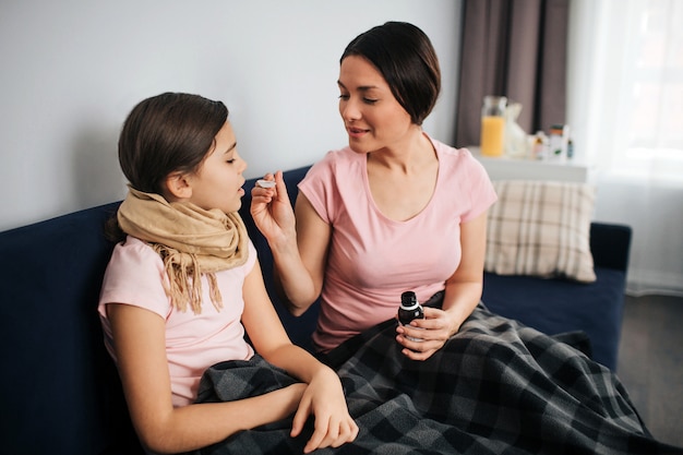 La ragazza malata si siede insieme a sua mamma