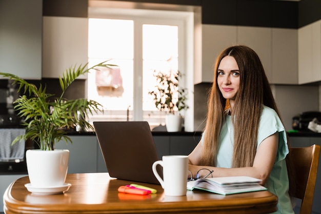 La ragazza manager con laptop ha una riunione video online con colleghi e partner commerciali Tendenze e attività della discussione del team Risoluzione dei problemi da remoto