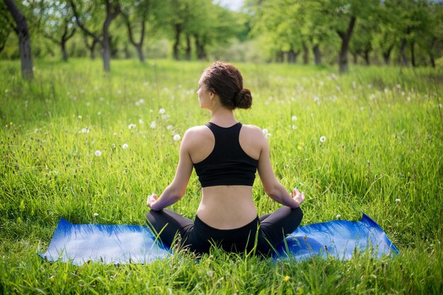 La ragazza medita nel giardino delle mele