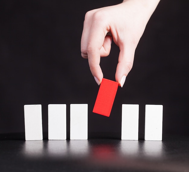 La ragazza mette un domino rosso