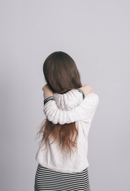 La ragazza nasconde il viso con i capelli in depressione